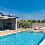 Bellatrix In With Front And Sea View Villa