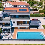 Villa Bellatrix In With Front And Sea View Fažana