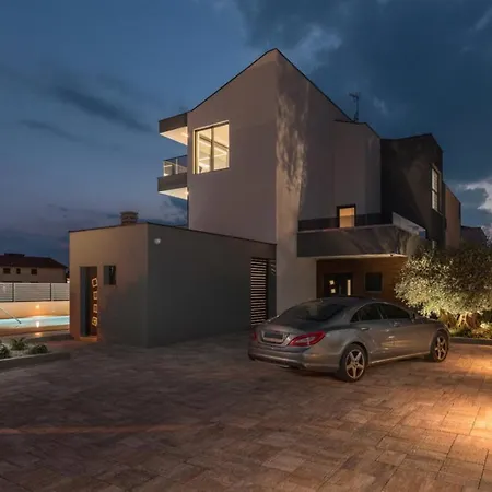 Bellatrix In With Front And Sea View Villa