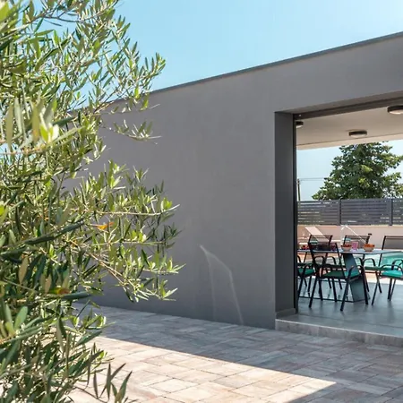 Villa Bellatrix In With Front And Sea View