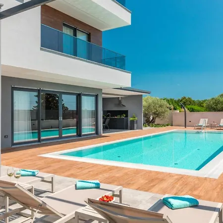 Bellatrix In With Front And Sea View Villa