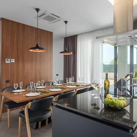 Villa Bellatrix In With Front And Sea View