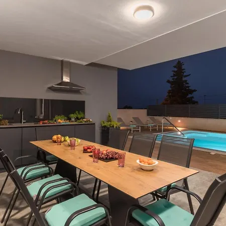 Villa Bellatrix In With Front And Sea View *