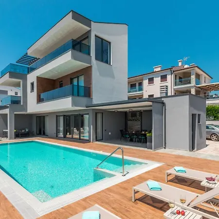 Bellatrix In With Front And Sea View Villa