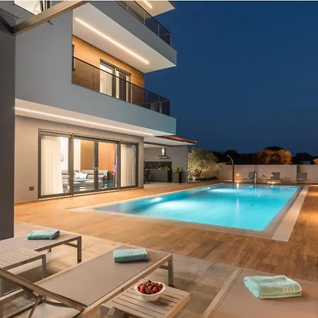 Villa Bellatrix In With Front And Sea View Fazana
