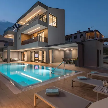 Villa Bellatrix In With Front And Sea View