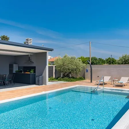 Bellatrix In With Front And Sea View Villa