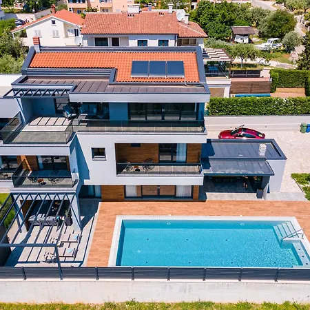 Villa Bellatrix In With Front And Sea View Fažana